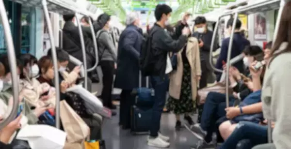 電車内で登山帰りの高齢女性2人組が“まさかの行為”。リュックを使って…／びっくり体験人気記事BEST