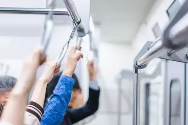 「電車内で登山帰りの高齢女性2人組が“まさかの行為”。リュックを使って…／びっくり体験人気記事BEST」の画像