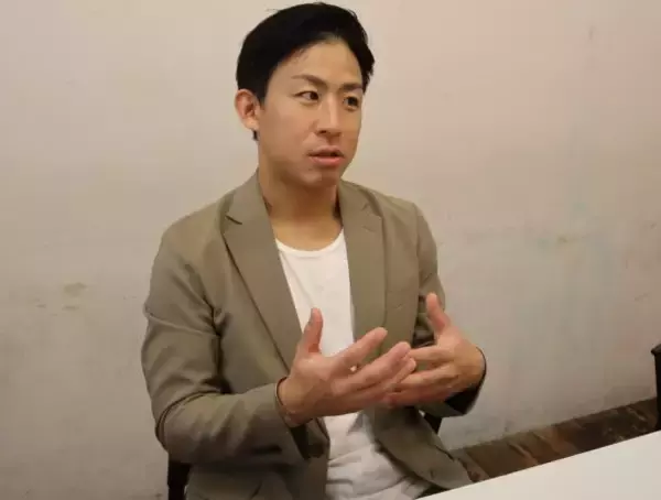 「「コンビ時代より収入は…」芸歴25年で“ピン芸人”になった元チーモンチョーチュウ・きくちこうすけ。R-1参戦の野望と独学で掴んだ“意外な新境地”」の画像