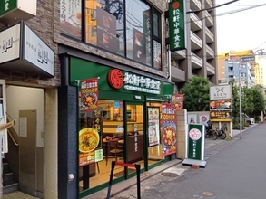 「松屋」の“隠し玉ラーメン店”でちょい飲みしたら「コスパ良すぎて絶望」。350円おつまみが、食べても食べても減らない