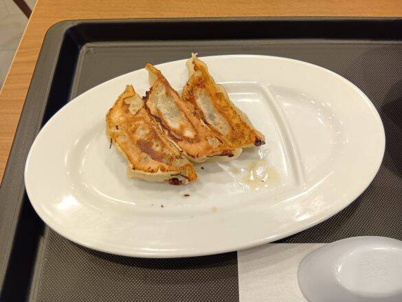 「松屋」の“隠し玉ラーメン店”でちょい飲みしたら「コスパ良すぎて絶望」。350円おつまみが、食べても食べても減らない