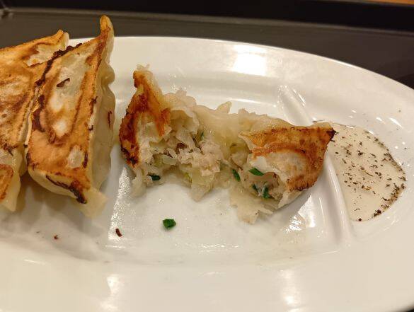 「松屋」の“隠し玉ラーメン店”でちょい飲みしたら「コスパ良すぎて絶望」。350円おつまみが、食べても食べても減らない