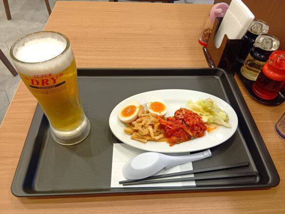 「松屋」の“隠し玉ラーメン店”でちょい飲みしたら「コスパ良すぎて絶望」。350円おつまみが、食べても食べても減らない