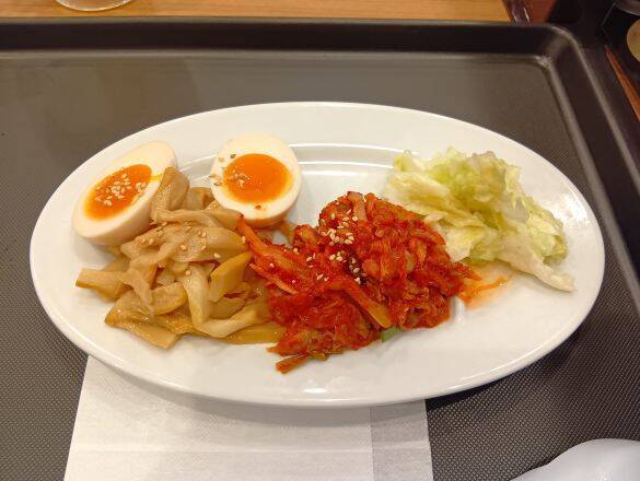 「松屋」の“隠し玉ラーメン店”でちょい飲みしたら「コスパ良すぎて絶望」。350円おつまみが、食べても食べても減らない