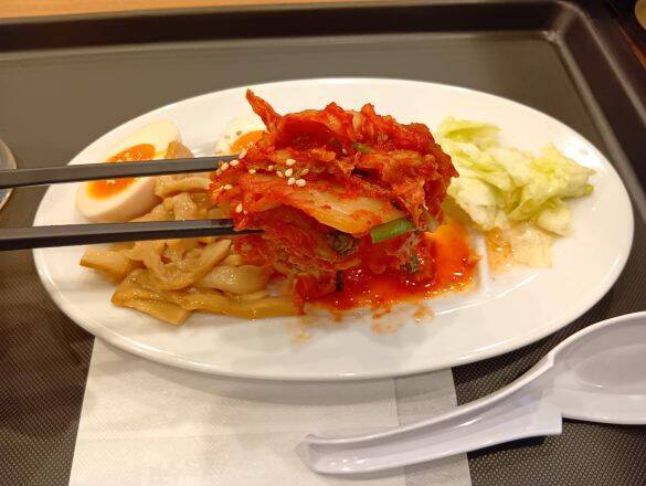 「松屋」の“隠し玉ラーメン店”でちょい飲みしたら「コスパ良すぎて絶望」。350円おつまみが、食べても食べても減らない