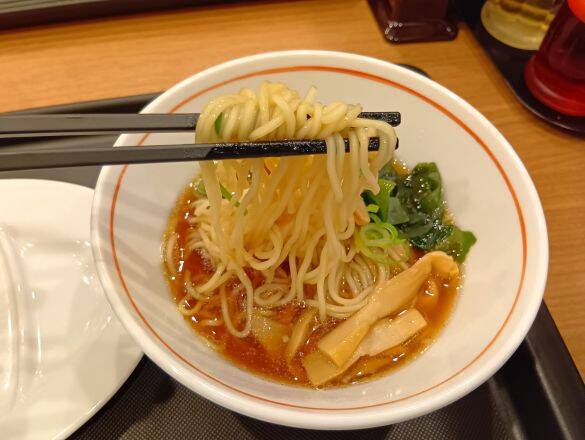 「松屋」の“隠し玉ラーメン店”でちょい飲みしたら「コスパ良すぎて絶望」。350円おつまみが、食べても食べても減らない