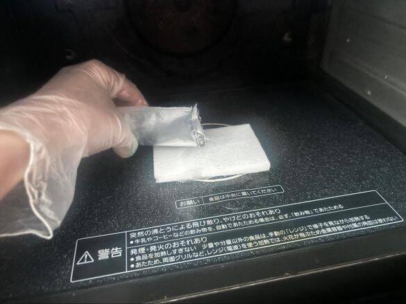 SNSで話題のダイソー「レンジ洗浄剤」110円を使った結果→1分後、あまりの落ち具合に笑いが止まらない。