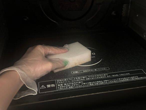SNSで話題のダイソー「レンジ洗浄剤」110円を使った結果→1分後、あまりの落ち具合に笑いが止まらない。