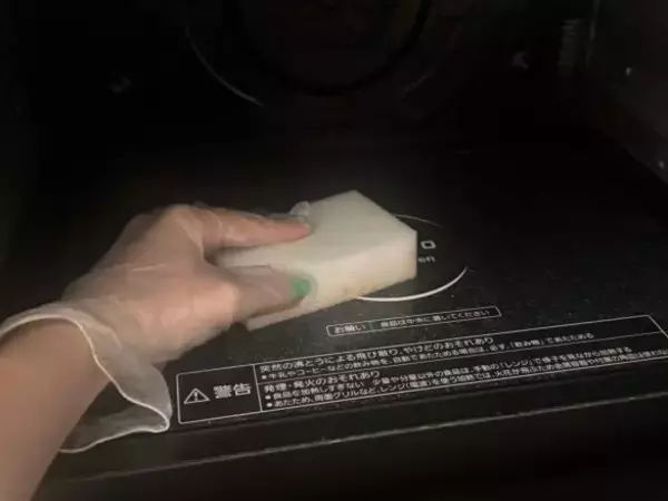 「SNSで話題のダイソー「レンジ洗浄剤」110円を使った結果→1分後、あまりの落ち具合に笑いが止まらない。」の画像