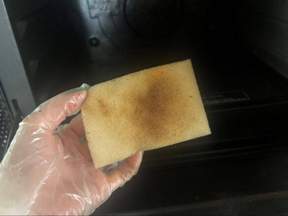 SNSで話題のダイソー「レンジ洗浄剤」110円を使った結果→1分後、あまりの落ち具合に笑いが止まらない。