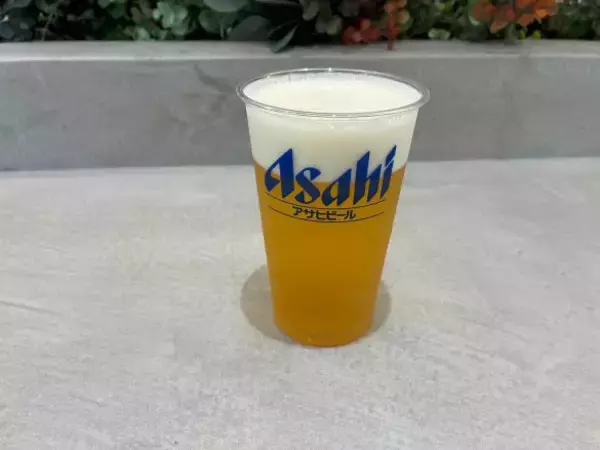 「駅コンビニでの“ちょい飲み”がコスパ最強すぎた！ 生ビールサーバーに充実おつまみ「もう居酒屋には戻れない」」の画像