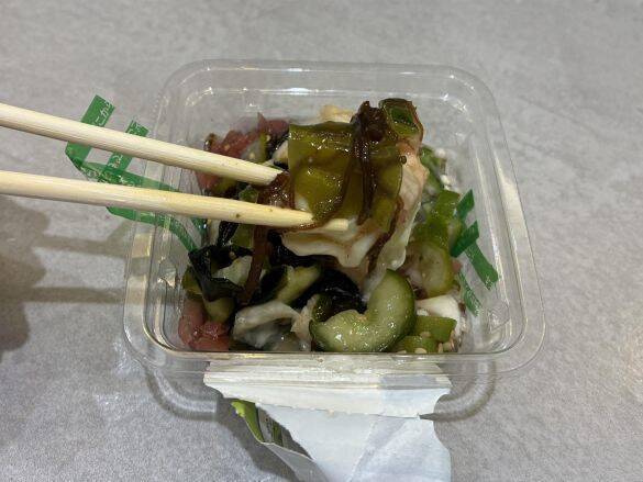 駅コンビニでの“ちょい飲み”がコスパ最強すぎた！ ビールサーバーに充実おつまみ「もう居酒屋には戻れない」
