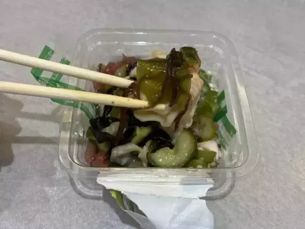 「駅コンビニでの“ちょい飲み”がコスパ最強すぎた！ 生ビールサーバーに充実おつまみ「もう居酒屋には戻れない」」の画像