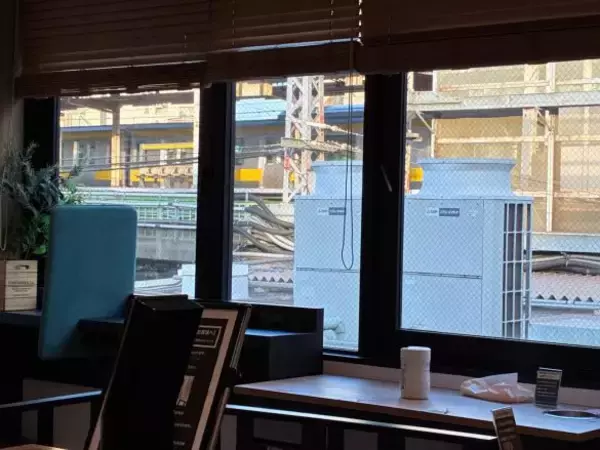 「駅コンビニでの“ちょい飲み”がコスパ最強すぎた！ 生ビールサーバーに充実おつまみ「もう居酒屋には戻れない」」の画像