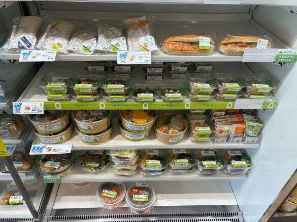 駅コンビニでの“ちょい飲み”がコスパ最強すぎた！ ビールサーバーに充実おつまみ「もう居酒屋には戻れない」