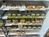 「駅コンビニでの“ちょい飲み”がコスパ最強すぎた！ 生ビールサーバーに充実おつまみ「もう居酒屋には戻れない」」の画像2