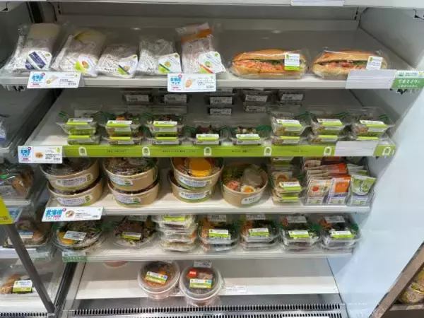 「駅コンビニでの“ちょい飲み”がコスパ最強すぎた！ 生ビールサーバーに充実おつまみ「もう居酒屋には戻れない」」の画像