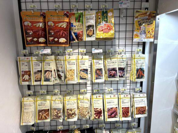 駅コンビニでの“ちょい飲み”がコスパ最強すぎた！ ビールサーバーに充実おつまみ「もう居酒屋には戻れない」