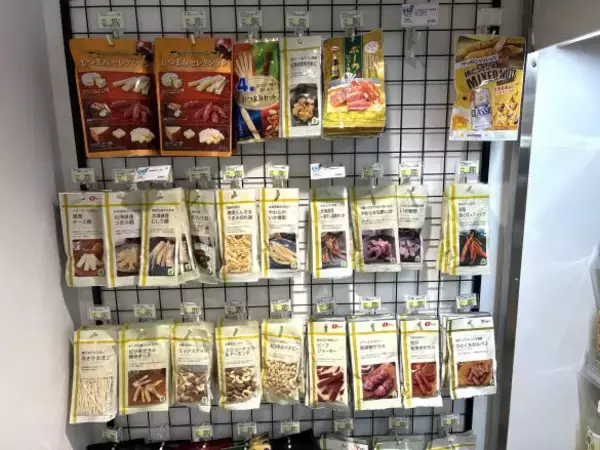 「駅コンビニでの“ちょい飲み”がコスパ最強すぎた！ 生ビールサーバーに充実おつまみ「もう居酒屋には戻れない」」の画像
