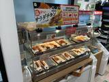 「駅コンビニでの“ちょい飲み”がコスパ最強すぎた！ 生ビールサーバーに充実おつまみ「もう居酒屋には戻れない」」の画像4