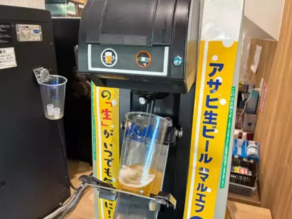 「駅コンビニでの“ちょい飲み”がコスパ最強すぎた！ 生ビールサーバーに充実おつまみ「もう居酒屋には戻れない」」の画像