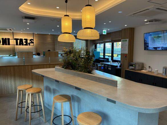 駅コンビニでの“ちょい飲み”がコスパ最強すぎた！ ビールサーバーに充実おつまみ「もう居酒屋には戻れない」