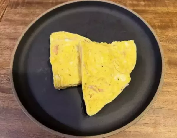「レンジでオムレツが作れるなんて！ ダイソーで220円だけど“確実に元が取れる”、朝の時短の救世主」の画像