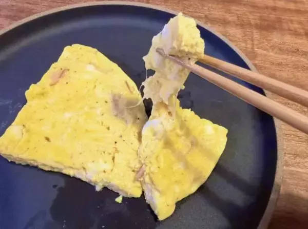 「レンジでオムレツが作れるなんて！ ダイソーで220円だけど“確実に元が取れる”、朝の時短の救世主」の画像