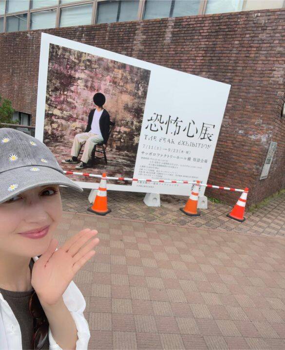 部屋の隅に、泥だらけのウサギの着ぐるみが…「突然動いたら」と想像してゾッ。話題の展示で恐怖体験