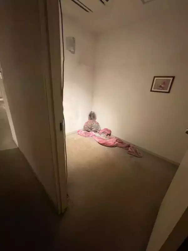 「部屋の隅に、泥だらけのウサギの着ぐるみが…「突然動いたら」と想像してゾッ。話題の展示で恐怖体験」の画像