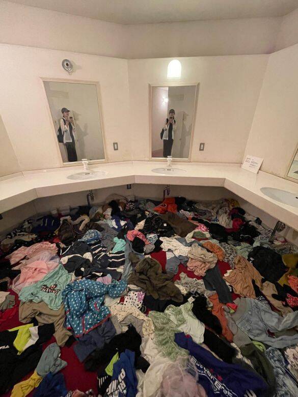 部屋の隅に、泥だらけのウサギの着ぐるみが…「突然動いたら」と想像してゾッ。話題の展示で恐怖体験