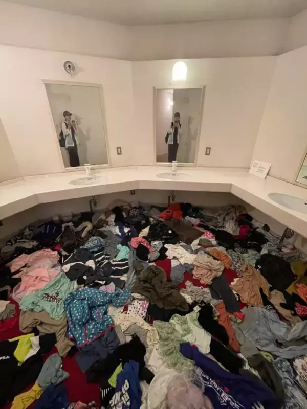 「部屋の隅に、泥だらけのウサギの着ぐるみが…「突然動いたら」と想像してゾッ。話題の展示で恐怖体験」の画像