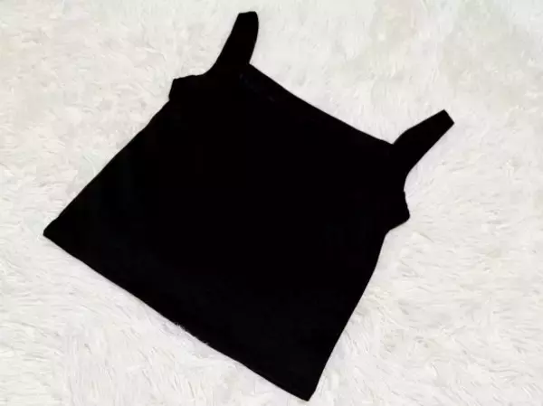 「キャミソールの「谷間・ブラ紐見え問題」を解決！GUの790円インナーがちょうどいい」の画像