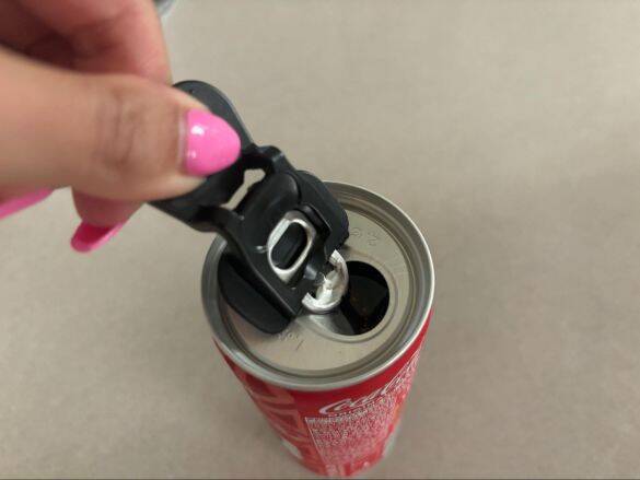 「考えた人、天才！」セリアの“缶ラク開けマーカー”が優秀すぎた。ただ開けるだけじゃない“一石三鳥”の機能とは