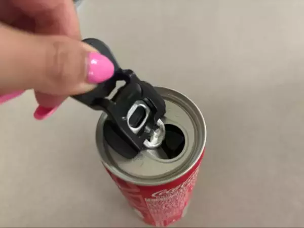 「「考えた人、天才！」セリアの“缶ラク開けマーカー”が優秀すぎた。ただ開けるだけじゃない“一石三鳥”の機能とは」の画像