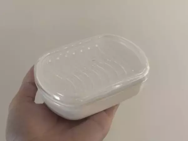 「「もっと早く知りたかった…」小さくなった石けんのイライラ、100均グッズが解決。ダイソーの“削る”発想に感激」の画像