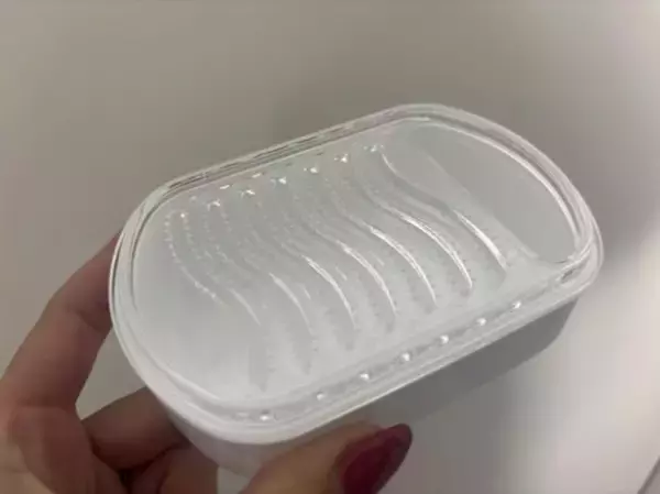 「「もっと早く知りたかった…」小さくなった石けんのイライラ、100均グッズが解決。ダイソーの“削る”発想に感激」の画像