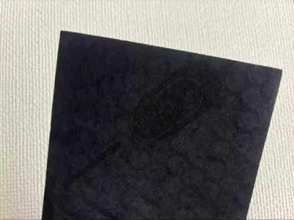 「“色あせた黒い服”捨てるの待って！ネットで話題の「洗うだけで黒が復活するシート」をガチ検証した結果」の画像