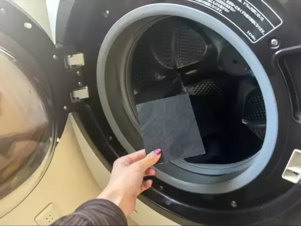 「“色あせた黒い服”捨てるの待って！ネットで話題の「洗うだけで黒が復活するシート」をガチ検証した結果」の画像