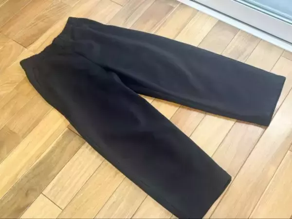 「“色あせた黒い服”捨てるの待って！ネットで話題の「洗うだけで黒が復活するシート」をガチ検証した結果」の画像