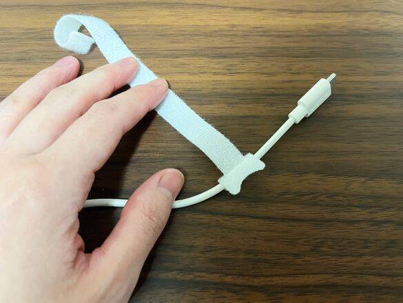 本当に使える！ダイソー「ケーブルまとめアイテム」3選。グチャグチャだったケーブル収納がスッキリ見違えるように