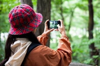 山で「スマホ残量」がゼロに…子どもの撮影、命より大事？ “映え登山”に夢中な大人たち。キャッツアイばりの服装に絶句！