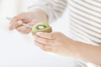キウイの食べ方は「皮ごとヨーグルトにドボン」が超おすすめな理由。凍らせると食べやすい