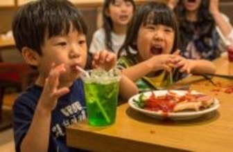 食べ物で遊ぶ、盛大にこぼす…「ママ友の子ども」の食事マナーが悪くて疲れてしまう人に伝えたいこと