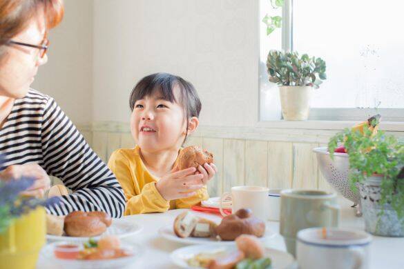 食べ物で遊ぶ、盛大にこぼす…「ママ友の子ども」の食事マナーが悪くて疲れてしまう人に伝えたいこと