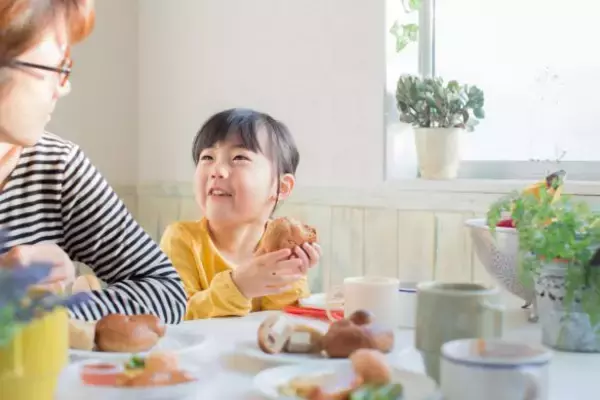 「食べ物で遊ぶ、盛大にこぼす…「ママ友の子ども」の食事マナーが悪くて疲れてしまう人に伝えたいこと」の画像