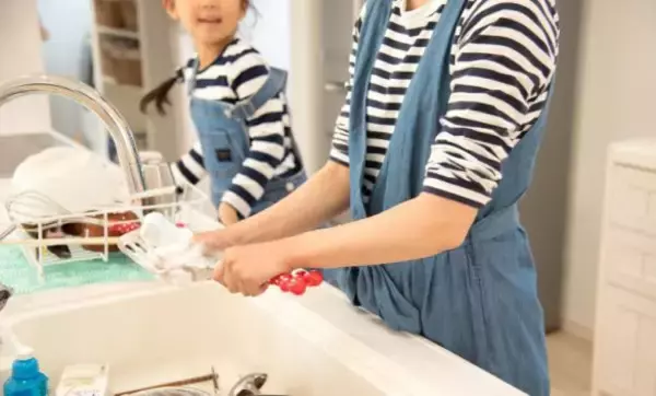 「食べ物で遊ぶ、盛大にこぼす…「ママ友の子ども」の食事マナーが悪くて疲れてしまう人に伝えたいこと」の画像