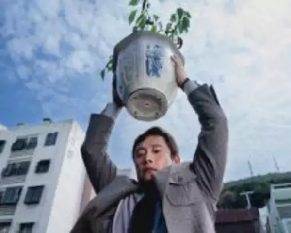 「過去に執着する男たちの滑稽さ…イ・ビョンホンが死んだ目で語る「資本主義への皮肉」に宇垣美里が感じたこと」の画像