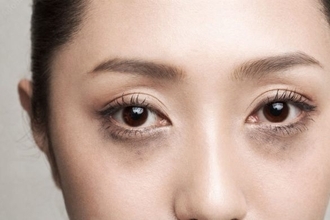 夕方になると顔が老けてる…メイク崩れで“ゾンビ目になる”問題を、二度と起こさないコツ