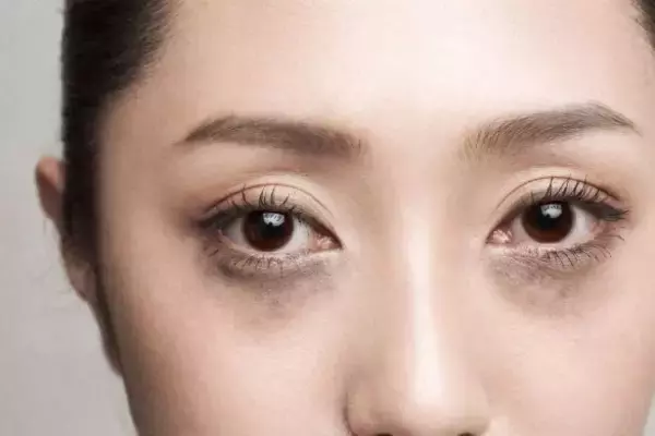 夕方になると顔が老けてる…メイク崩れで“ゾンビ目になる”問題を、二度と起こさないコツ